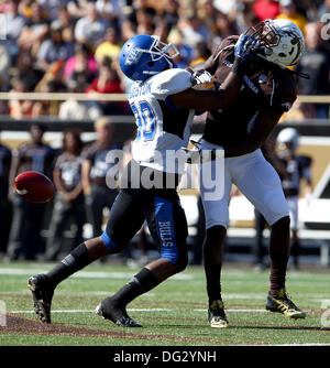 Kalmazoo, Michigan, USA. 12. Oktober 2013. Samstag, 12. Oktober 2013,-Buffalo Bulls Vs Western Michigan Broncos. Buffalo Bulls defensive zurück Okoye Houston (30) legt einen Hit auf Western Michigan Broncos Wide Receiver Kendrick Roberts (6) der Campus of Western Michigan eine unvollständige passieren während der Aktion im ersten Quartal bei Waldo Satdium aufzuzwingen. Buffalo hat 33-0 gewonnen. © Csm/Alamy Live-Nachrichten Stockfoto