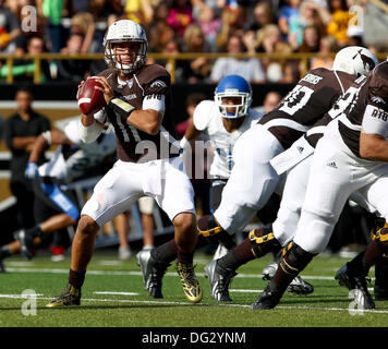 Kalmazoo, Michigan, USA. 12. Oktober 2013. Samstag, 12. Oktober 2013,-Buffalo Bulls Vs Western Michigan Broncos, Western Michigan Broncos Quarterback Zach Terrell (11) nimmt einen Pass während der Aktion im ersten Quartal bei Waldo Satdium auf dem Campus of Western Michigan werfen wollen. Buffalo hat 33-0 gewonnen. © Csm/Alamy Live-Nachrichten Stockfoto