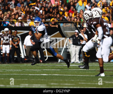 Kalmazoo, Michigan, USA. 12. Oktober 2013. Samstag, 12. Oktober 2013,-Buffalo Bulls Vs Western Michigan Broncos, Buffalo Bulls Wide Receiver Alex Neutz (19) gefunden, viele Zimmer auf einen Stoß ausgeführt während Aktion im zweiten Quartal bei Waldo Satdium auf dem Campus of Western Michigan zurück. Buffalo hat 33-0 gewonnen. © Csm/Alamy Live-Nachrichten Stockfoto