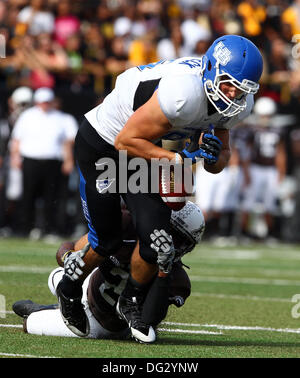 Kalmazoo, Michigan, USA. 12. Oktober 2013. Samstag, 12. Oktober 2013,-Buffalo Bulls Vs Western Michigan Broncos, Buffalo Bulls-Tight-End Mason Schreck (85) konnte nicht auf einen Pass mit Western Michigan Broncos Sicherheit Demetrius Pettway (2) Druck während der Aktion im zweiten Quartal bei Waldo Satdium auf dem Campus of Western Michigan hängen. Buffalo hat 33-0 gewonnen. © Csm/Alamy Live-Nachrichten Stockfoto