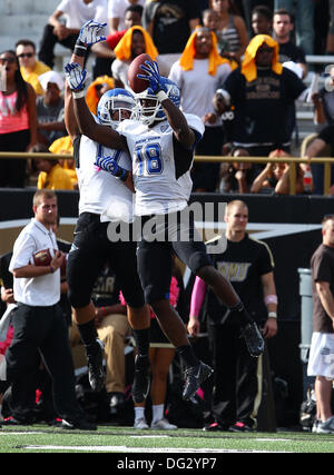 Kalmazoo, Michigan, USA. 12. Oktober 2013. Samstag, 12. Oktober 2013,-Buffalo Bulls Vs Western Michigan Broncos, Buffalo Bulls Wide Receiver Fred Lee (18) und Alex Dennison (17)-Tight-End feiern Lees dritten Quartal Touchdown während der Aktion auf Waldo Satdium auf dem Campus of Western Michigan. Buffalo hat 33-0 gewonnen. © Csm/Alamy Live-Nachrichten Stockfoto