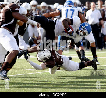 Kalmazoo, Michigan, USA. 12. Oktober 2013. Samstag, 12. Oktober 2013,-Buffalo Bulls Vs Western Michigan Broncos, Western Michigan Broncos Linebacker Johnnie Simon (3) auf enden Buffalo Bulls Runningback James Potts (1) während der Aktion im dritten Quartal bei Waldo Satdium auf dem Campus of Western Michigan. Buffalo hat 33-0 gewonnen. © Csm/Alamy Live-Nachrichten Stockfoto