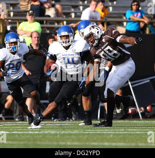 Kalmazoo, Michigan, USA. 12. Oktober 2013. Samstag, 12. Oktober 2013,-Buffalo Bulls Vs Western Michigan Broncos, Buffalo Bulls Runningback Anthone Taylor (14) beats Western Michigan Broncos Linebacker Jarrell McKinney (98) durch ein Loch, große Werften während der Aktion im dritten Quartal bei Waldo Satdium auf dem Campus of Western Michigan zu gewinnen. Buffalo hat 33-0 gewonnen. © Csm/Alamy Live-Nachrichten Stockfoto