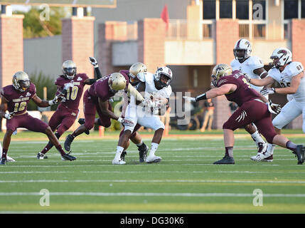 San Marcos, TX, USA. 12. Oktober 2013. ULM-Runningback Monterrell Washington #2 von Safety Justin Iwuji #8 während der NCAA Football-Spiel in Jim Wacker Field in San Marcos, TX in Angriff genommen wird. ULM besiegen Texas State 21-14. © Csm/Alamy Live-Nachrichten Stockfoto