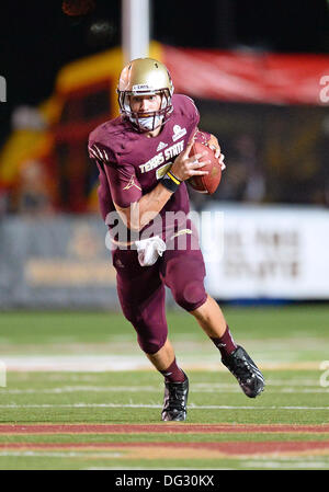 San Marcos, TX, USA. 12. Oktober 2013. Texas State Quarterback Tyler Jones #2 stürzt während der NCAA Football-Spiel in Jim Wacker Field in San Marcos, TX für einige Yards. ULM besiegen Texas State 21-14. © Csm/Alamy Live-Nachrichten Stockfoto