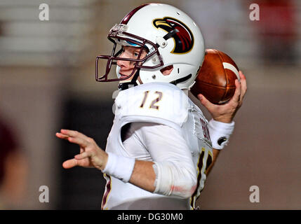 San Marcos, TX, USA. 12. Oktober 2013. ULM-Quarterback Brayle Brown #12 wirft einen Pass während NCAA Football-Spiel in Jim Wacker Field in San Marcos, TX. ULM besiegen Texas State 21-14. © Csm/Alamy Live-Nachrichten Stockfoto