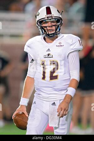 San Marcos, TX, USA. 12. Oktober 2013. ULM-Quarterback Brayle Brown #12 blickt der Seitenlinie für ein Spiel während der NCAA Football-Spiel in Jim Wacker Field in San Marcos, TX. ULM besiegen Texas State 21-14. © Csm/Alamy Live-Nachrichten Stockfoto