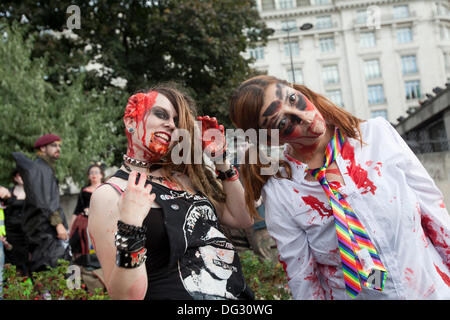 London, UK. 12. Oktober 2013. London lockt jedes Jahr um Stöhnen und watscheln durch die Londoner zugunsten der Wohltätigkeitsorganisation St. MungoÕs Tausende von Zombies. Stockfoto