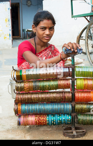 Indische Frau Armreifen auf der Straße zu verkaufen. Andhra Pradesh, Indien Stockfoto