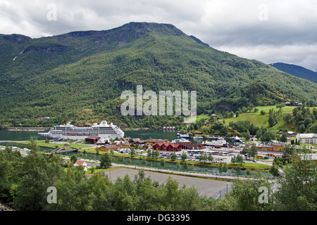 Blick auf den kleinen norwegischen Dorf Flåm am südlichen Ende des Aurlandsfjorden in Westnorwegen mit Kreuzfahrtschiff Azamara Reise Stockfoto