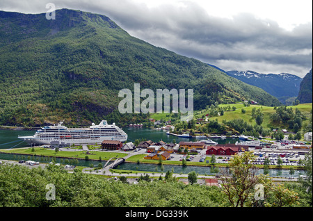 Blick auf den kleinen norwegischen Dorf Flåm am südlichen Ende des Aurlandsfjorden in Westnorwegen mit Kreuzfahrtschiff Azamara Reise Stockfoto