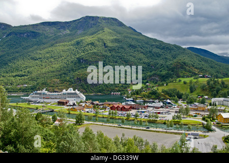 Blick auf den kleinen norwegischen Dorf Flåm am südlichen Ende des Aurlandsfjorden in Westnorwegen mit Kreuzfahrtschiff Azamara Reise Stockfoto