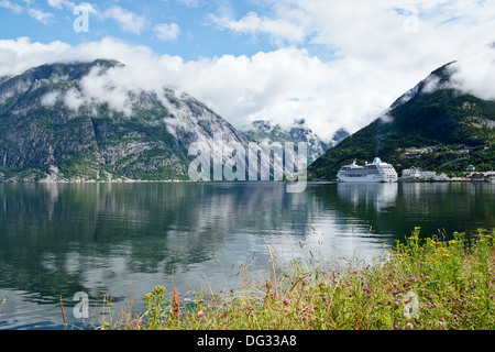 Azamara Cruises Kreuzfahrtschiff Azamara Reise an der Pier in Eidfjord Norwegen vor Anker Stockfoto