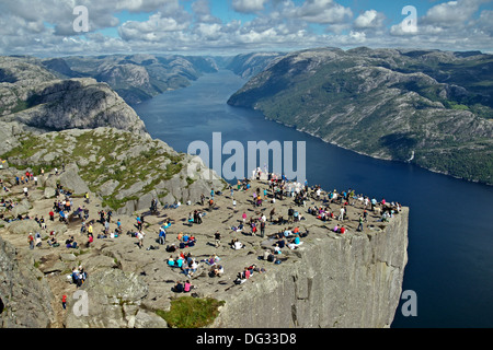 Touristen und Bergsteiger auf Anzeige zeigen Prekestolen (Preikestolen) am Lysefjord bei Stavanger Norwegen Stockfoto