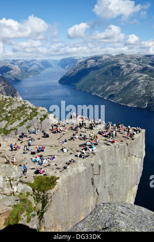 Touristen und Bergsteiger auf Anzeige zeigen Prekestolen (Preikestolen) am Lysefjord bei Stavanger Norwegen Stockfoto