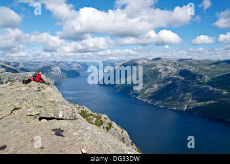 Kletterer am Aussichtspunkt in der Nähe von Prekestolen (Preikestolen) am Lysefjord bei Stavanger Norwegen Stockfoto