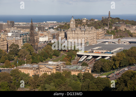 Stadt Edinburgh, Schottland. Malerische Ansicht über die Stadt Edinburgh in Richtung Firth von weiter. Stockfoto