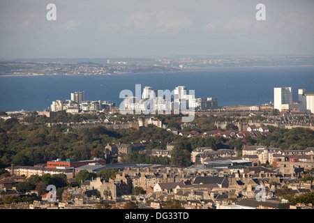 City of Edinburgh, Schottland. Malerische erhöhten Blick über die Stadt Edinburgh in Richtung der Firth of Forth und Leith. Stockfoto