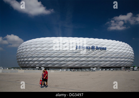 Blick auf Bayern München Allianz Fußballstadion an einem sonnigen Tag Deutschland Stockfoto