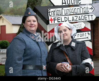 Levisham. North Yorkshire, UK. 11. Oktober, 2013. Kim Schloss & Vicki Watson Rote Kreuz Aux Krankenschwestern an der "Eisenbahn im Krieg" North Yorks Moors Railway (NYMR) Fall an Levisham Bahnhof 12. und 13. Oktober 2013. Levisham, war mit Postern dekoriert, und Französisch während der Kriegszeit (NYMR) 'Wochenende'' Le Visham zu werden' im Norden Frankreichs. Die Sammlung, die Erholung von einem französischen Dorf, das von deutschen Truppen besetzt, die Teil der "Allo Allo" - style unbeschwerte und lustige Stimmung. Stockfoto