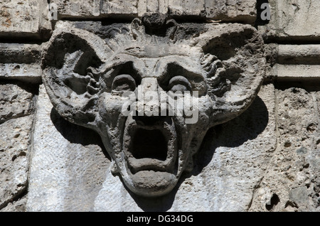 Gargoyle Kopf auf der Seite eine Anwälte-Büro in München in der Nähe von St. Pauls-Kirche Stockfoto