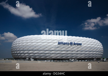 Blick auf Bayern München Allianz Fußballstadion an einem sonnigen Tag Deutschland Stockfoto