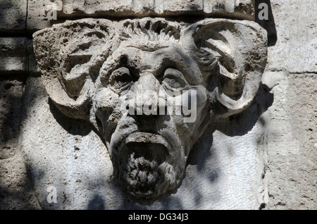 Gargoyle Kopf auf der Seite eine Anwälte-Büro in München in der Nähe von St. Pauls-Kirche Stockfoto