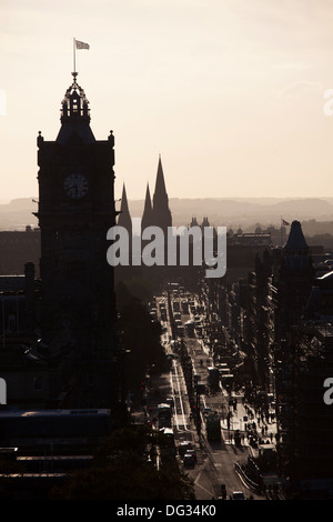 City of Edinburgh, Schottland. Malerische Silhouette Blick auf Edinburgh Stadtzentrum und Princes Street, von Calton Hill gesehen. Stockfoto