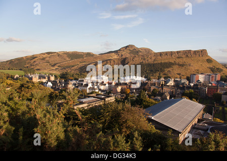 City of Edinburgh, Schottland. Malerische erhöhten Blick auf Edinburghs Skyline von Calton Hill gesehen. Stockfoto