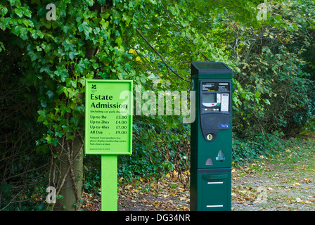 Unterschreiben und Zahlen & Fahrkartenautomat am Fell Fuß Park, ein National Trust Annehmlichkeit, Lake District, Cumbria, England UK anzeigen Stockfoto