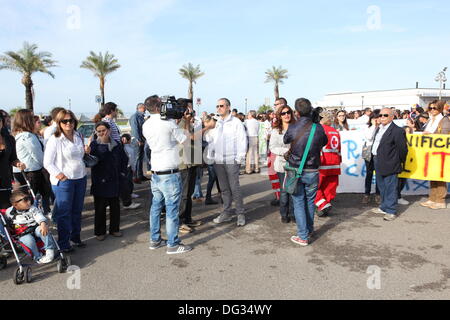 Mondragone, Italien. 13. Oktober 2013.  "Marcia per la Vita", Protest des Volkes gegen die Camorra, Giftmüll und die Verbrennung von Müll am 13. Oktober 2013. Bildnachweis: Antonio Gravante/Alamy Live-Nachrichten Stockfoto