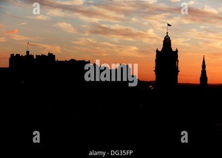 City of Edinburgh, Schottland. Malerischen Sonnenuntergang Blick auf Edinburgh Stadtzentrum von Calton Hill gesehen. Stockfoto