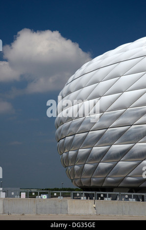 Blick auf Bayern München Allianz Fußballstadion an einem sonnigen Tag Deutschland Stockfoto