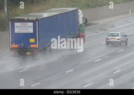 13. Oktober 2013. M25 Essex. Starker Regen verursacht gefährliche Fahrbedingungen für Datenverkehr auf Essex auf der M25. Oberflächenwasser und Reduzierung der Sichtbarkeit-Spray sorgt für schwierige Fahrt. Stockfoto