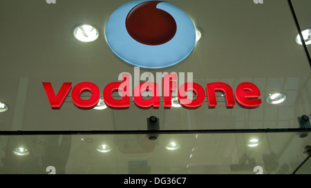 Vodafone Zeichen und Logos im Schaufenster Wales UK Stockfoto