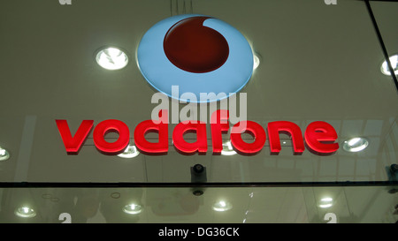 Vodafone-Schild und -Logo im Schaufenster in Großbritannien Stockfoto