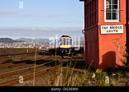 ScotRail Pendler Zug überquert die Tay-Eisenbahnbrücke südlich von Dundee nähert sich das Stellwerk in Wormit Fife, UK Stockfoto