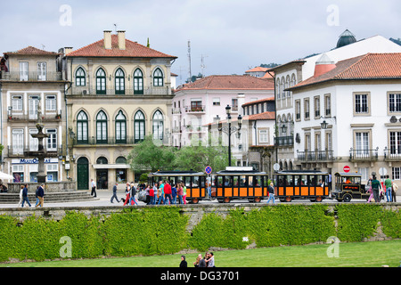 Ponte de Lima, herrschaftlichen Villen, Römerbrücke, River Board Walk, hält größten Markt in Portugal, Heimat von roten Vino Verdi,, Antikmarkt Stockfoto