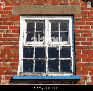 Eine alte hölzerne Fensterrahmen mit abblätternde Farbe. Stockfoto