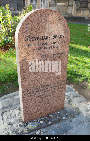 City of Edinburgh, Schottland. Einen roten Granit Grabstein über Greyfriars Bobby Grab auf dem Kirchhof der Greyfriars Kirk. Stockfoto