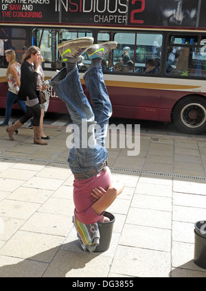 Fringe Busker in Princes St, Edinburgh Festival Week - kopfüber in einem Eimer, Schottland, Großbritannien, EH2 2An Stockfoto