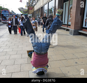 Fringe Busker in Princes St, Edinburgh Festival Week - kopfüber in einem Eimer, Schottland, Großbritannien, EH2 2An Stockfoto