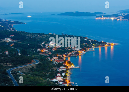 Nacht Sommer kroatischen Pelješac Halbinsel (Viganj, Kroatien) Küste und Korcula Dorf und Insel in weit. Stockfoto