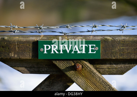 "Privat", unterzeichnen am Hof mit Stacheldraht. Wenig Loughrigg, Nationalpark Lake District, Cumbria, England, Vereinigtes Königreich. Stockfoto