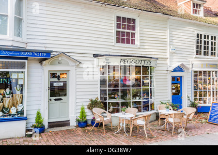 Der Peggotty Tea Shoppe, einer traditionellen Schindeln oder weatherboarded Gebäude in Tenterden, Kent Stockfoto