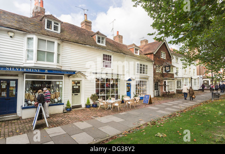 Straßenszene mit Peggottys Tea Shoppe und traditionellen Schindeln oder weatherboarded Gebäuden in Tenterden, Kent Stockfoto