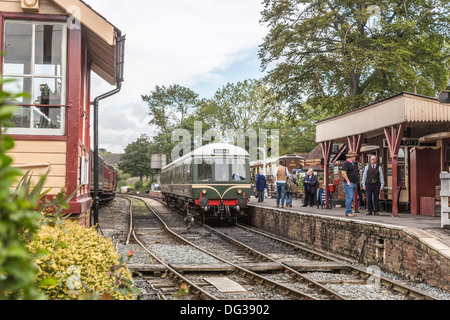 Tenterden Bahnhof mit grünen Diesel Zug nach Bodiam warten am Bahnsteig Stockfoto