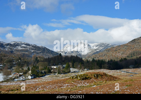 Die Langdale Pikes aus Elterwater häufig, im Winter. Nationalpark Lake District, Cumbria, England, Vereinigtes Königreich, Europa. Stockfoto