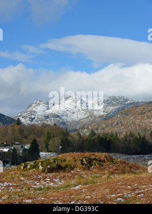 Die Langdale Pikes aus Elterwater häufig, im Winter. Nationalpark Lake District, Cumbria, England, Vereinigtes Königreich, Europa. Stockfoto