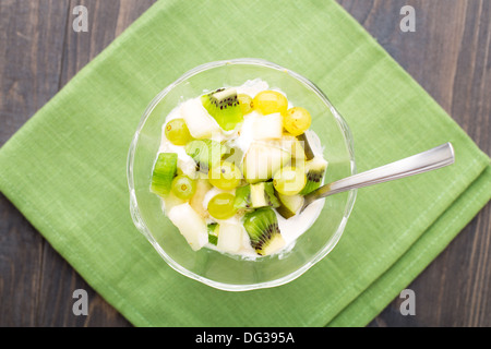 Glasschale mit Eis und Früchten Stockfoto
